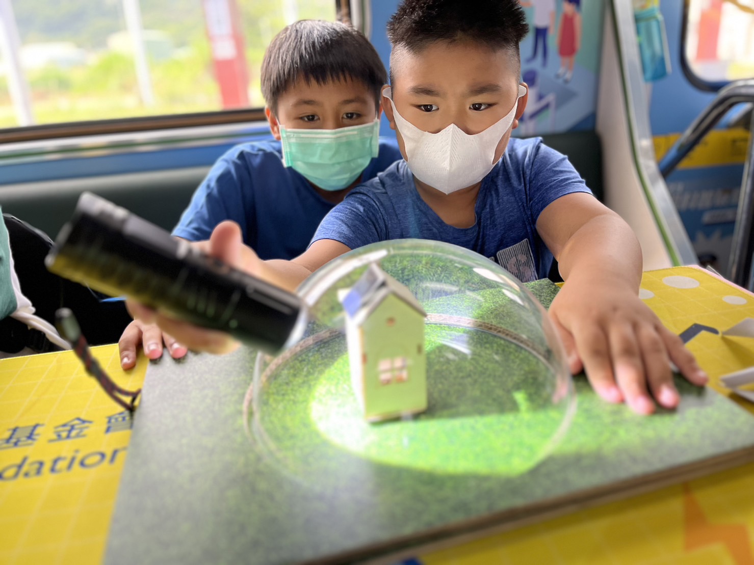 友達參與基礎科學主題車廂，以STEAM教學精神，設計「逐日科學家」、「太陽能工程師」以及「淨零建築師」三大能源科普課程和實驗