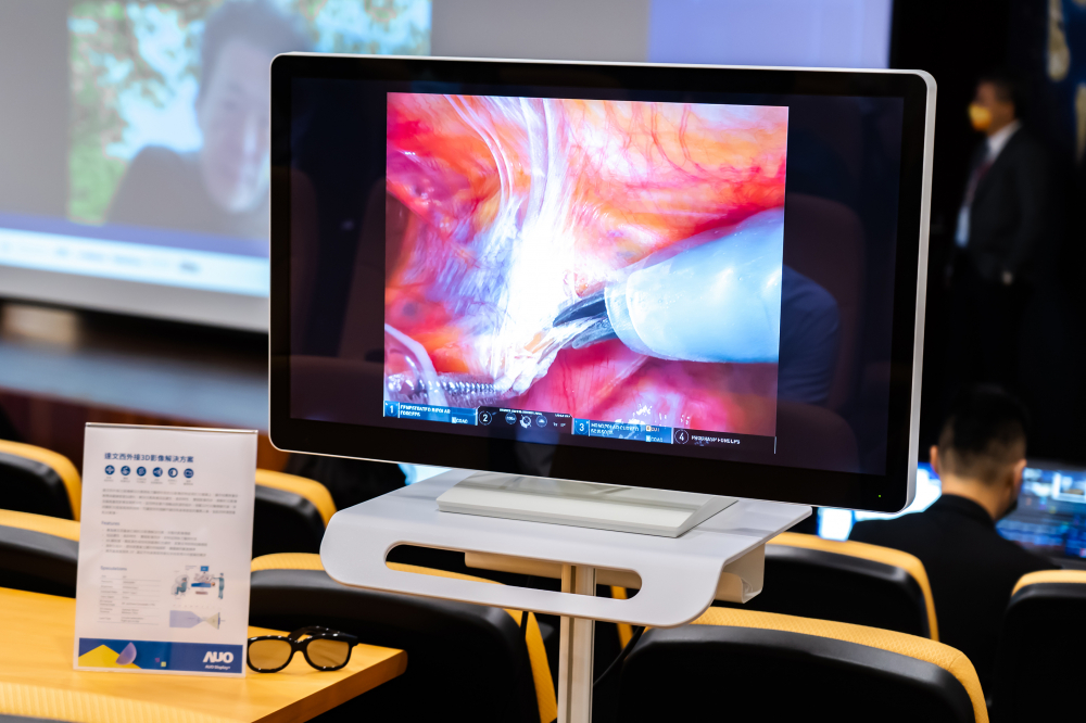 達擎於「國際大腸直腸外科論壇」中，成功導入達文西外接3D影像解決方案。透過達擎即時影像處理技術轉換為成1080p的高解析度畫質，將3D擬真畫面即時呈現於32吋4K 3D醫療顯示器