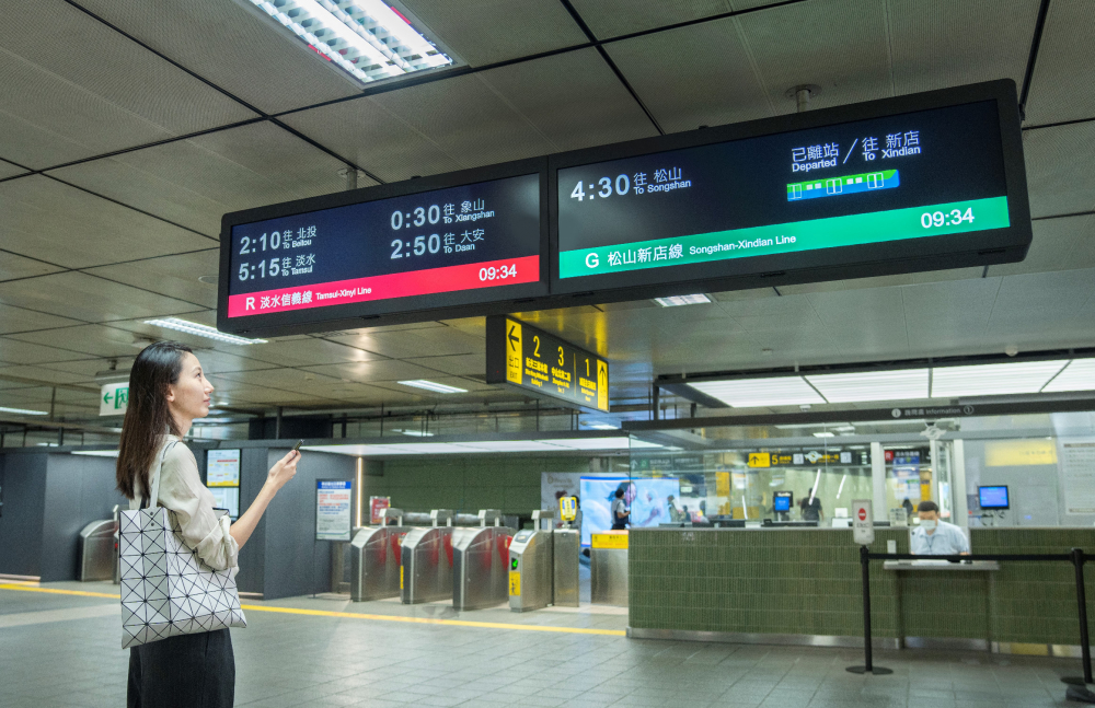 達擎TARTAN顯示器的特殊長條型比例非常適合空間與高度有限的大眾運輸場域應用，具備工業等級高品質、高亮度、高解析與高色彩飽和度等優勢，打造都會智能車站新風貌。