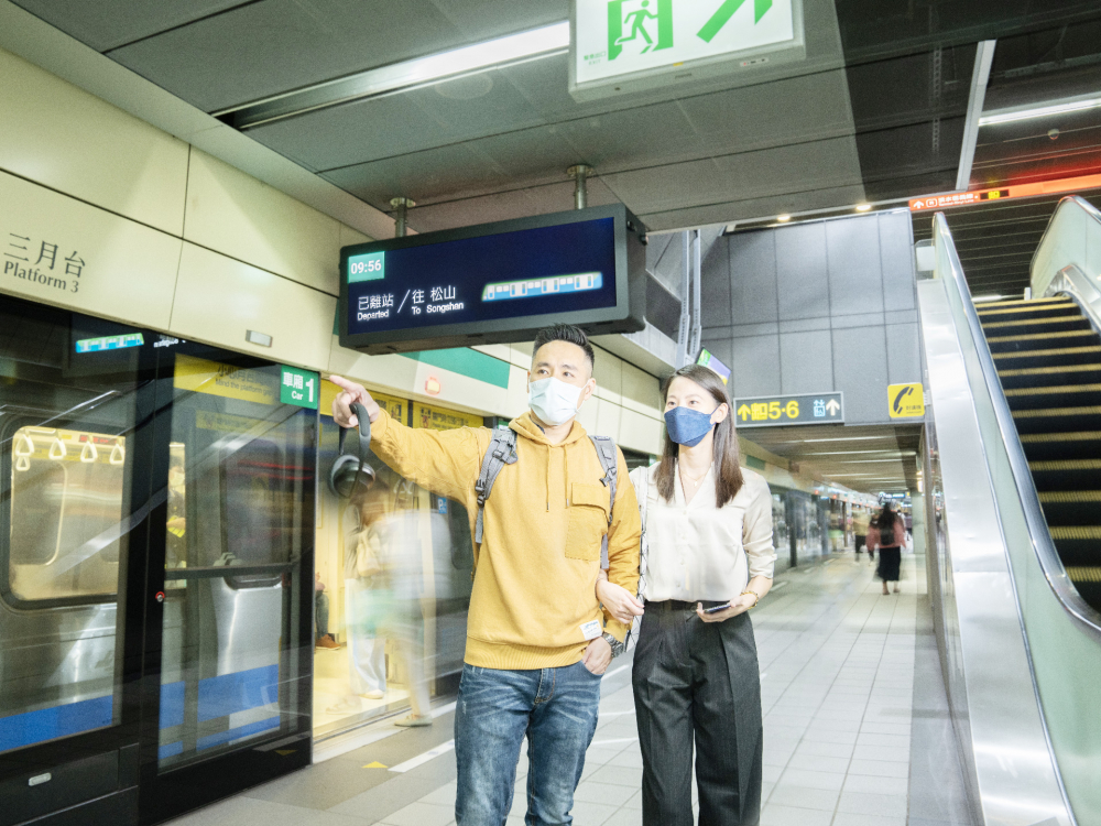 友達旗下達擎之客製化TARTAN顯示器，於台北捷運中山站亮相。以獨特長條型比例與高畫質特色，為台北捷運站帶來嶄新的都會車站風貌