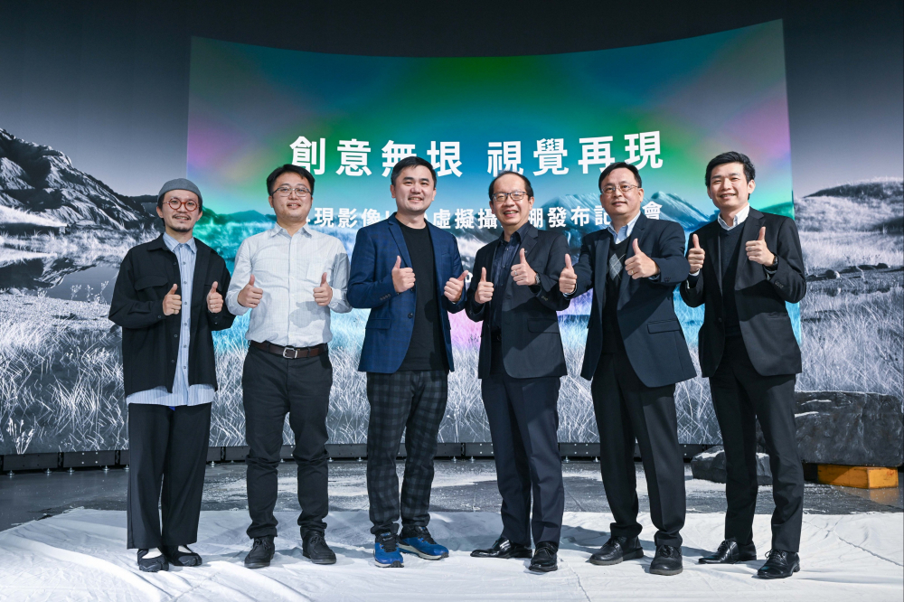 友達光電與再現影像攜手，於中影製片廠建置全台首座提供嶄新一站式整合服務的LED虛擬製作攝影棚（圖左至右：再現影像視覺總監郭憲聰、再現影像營運總監黃棨雋、再現影像藝術總監與導演紀柏舟、友達光電技術長廖唯倫、友達光電系統設計製造服務事業總部副總經理曾天龍、友達光電系統產品事業資深處長蘇聖倫）