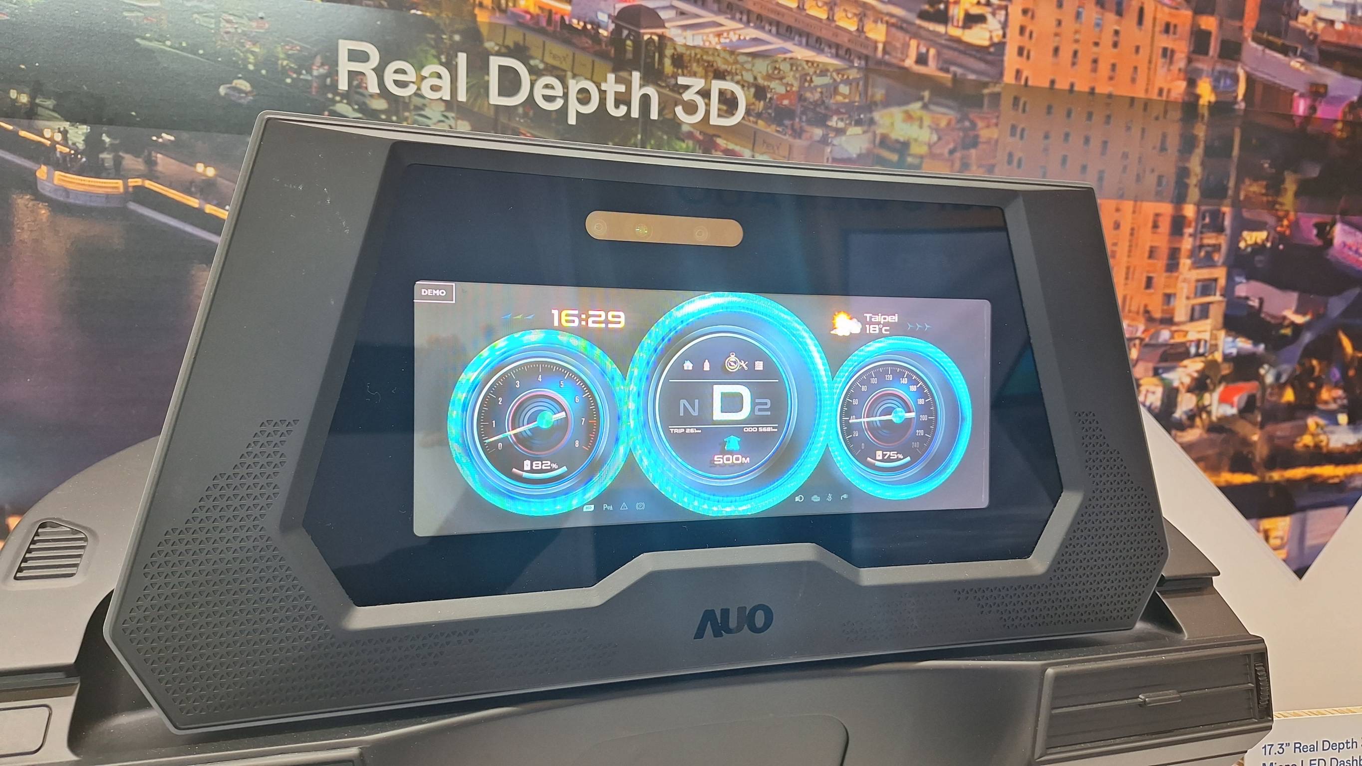 DB视讯的「裸眼3D Micro LED仪表板」将Micro LED与LCD技术整合成17.3吋显示器，打造令人惊艳的3D效果，同时具备DMS辨识系统，可侦测驾驶行为并进行安全预警。