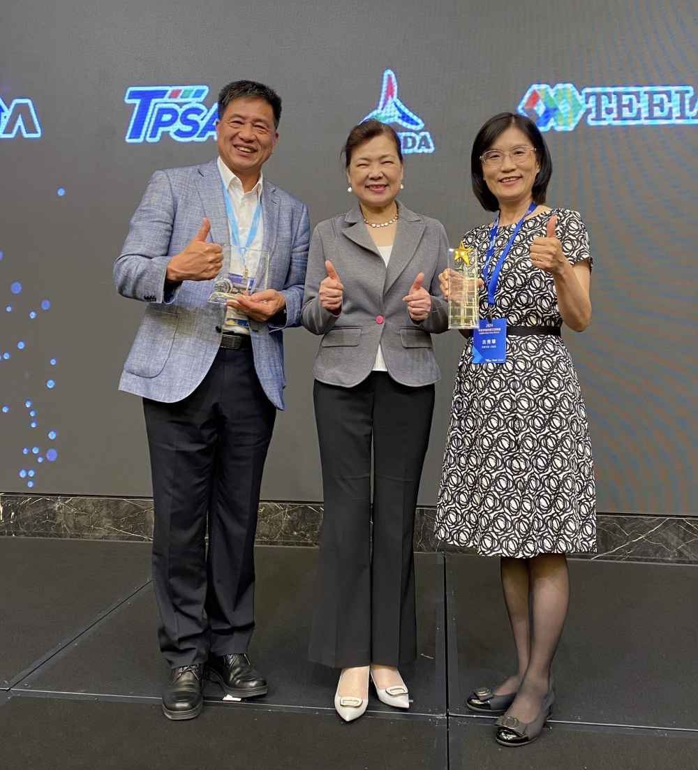 友達致力推動永續發展，於Touch Taiwan2024以3R策略貫穿Display、ESG展位實現綠色展覽目標之成果，Display展位獲綠色裝潢設計鑽質獎最高榮譽，ESG同獲金質獎殊榮。由經濟部長王美花（中）親自頒予友達光電董事長彭双浪（左）、友達光電永續長古秀華（右）