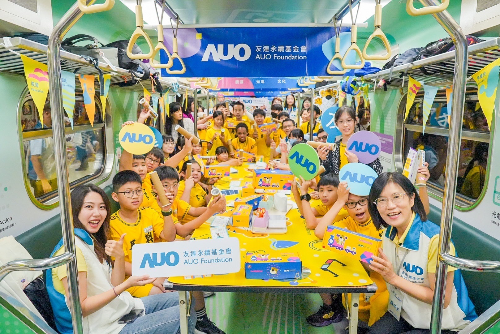 友達永續基金會響應國科會推動的「臺灣科普環島列車」正式啟航，透過「生活中的科學」車廂課程設計，展開為期6天巡迴全臺17個縣市、？32站的移動式科普之旅