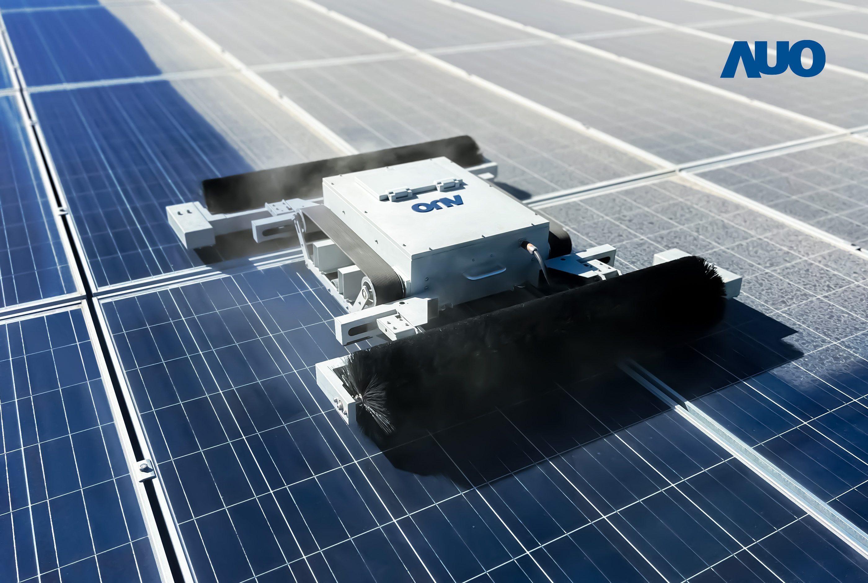 友達「太陽能模組清潔機器人SunCleanBots」，具輕量化、智慧化與高效率優勢，搭載全自動導航清潔模式，已應用於多個太陽能電廠場域，大幅提升太陽能模組使用壽命與效能並降低人力成本，獲台灣精品銀質獎