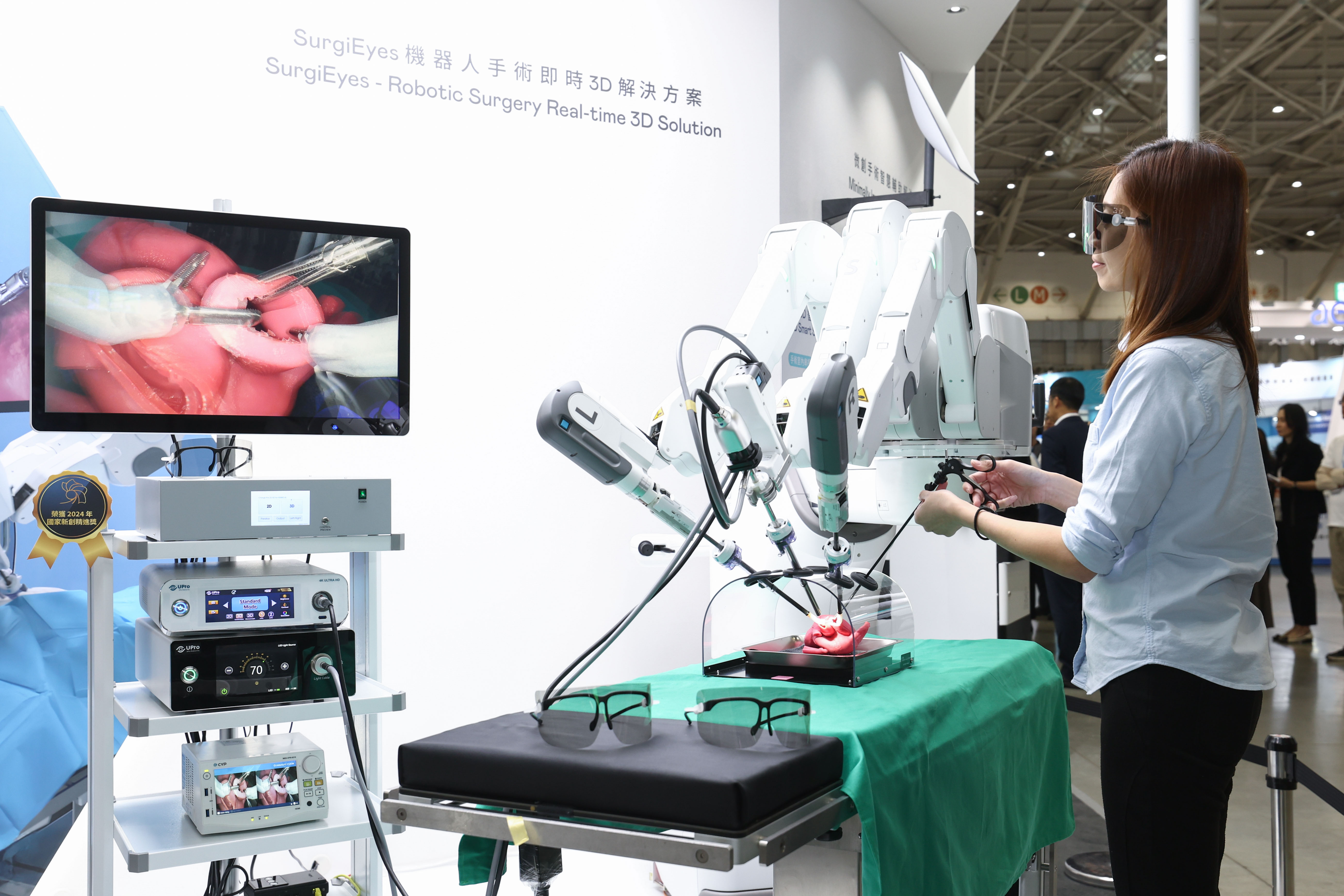 達擎以〝SurgiEyes機器人手術即時3D解決方案〞為核心，打造全方位的3D智慧手術影像平台，透過即時的影像串聯，連結手術室內、外跨場域的應用，協助醫師突破時空限制，為遠距醫療帶來更多的可能性