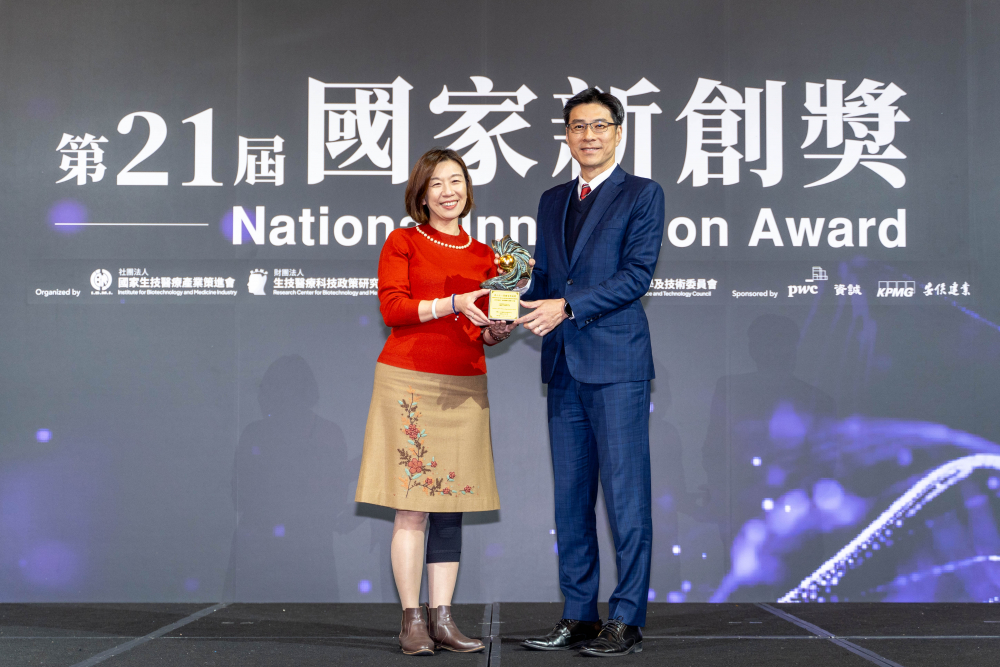 友達旗下子公司友達耘康與達擎分別以「中醫數位化檢測解決方案」及「寬視角3D醫療顯示器」獲得第二十一屆國家新創獎「智慧醫療與健康科技」類別的「企業新創獎」與「國家新創精進獎」兩項殊榮。圖左為衛生福利部政務次長林靜儀、圖右為友達光電智慧醫療事業群總經理廖世宏