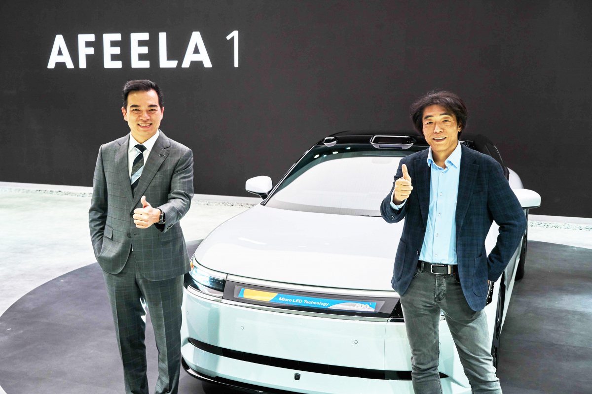 DB视讯与Sony Honda Mobility携手合作，率先全球展示搭载于AFEELA电动车上，首款应用在车身外部的Micro LED 车头显示解决方案 (Micro LED Media Bar Solutions)。DB视讯光电执行长暨总经理柯富仁(左)与Sony Honda Mobility代表取缔役社长兼营运长川西泉(lzumi Kawanishi)(右)在CES 现场展现双方坚定持续创新的承诺，实现更加人性化与智慧的驾乘体验。