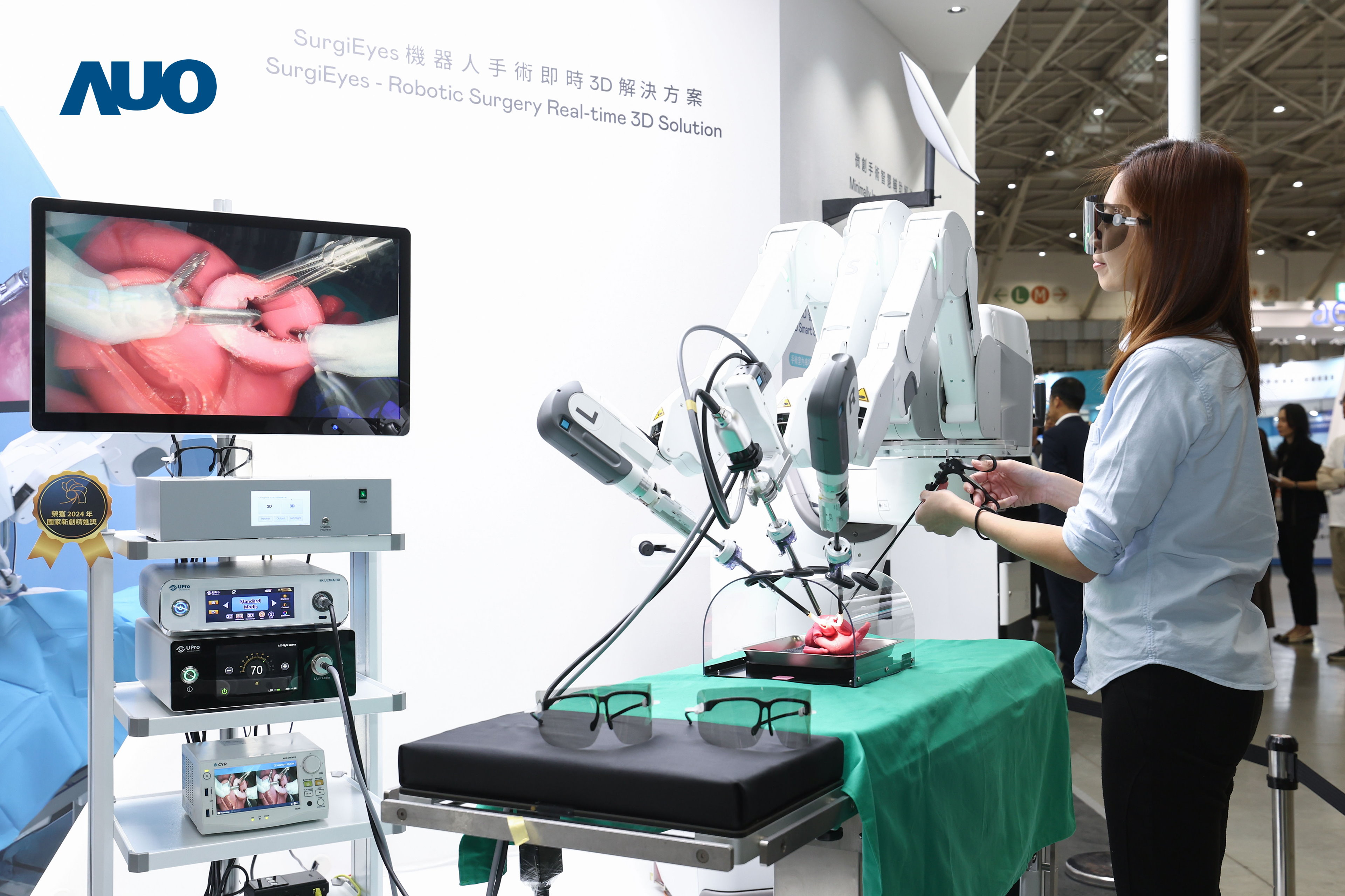 达擎以领先的3D显示技术推出〝SurgiEyes机器人手术实时3D解决方案〞，整合先进3D图像处理与独家3D垂直宽视角、广色域的显示技术，手术团队可实时同步主刀医师视角看到清晰3D影像，提升沟通效率与安全性。